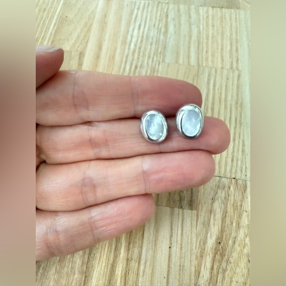 925 Sterling silver oval mother of pearl post earrings - Picture 2 of 6